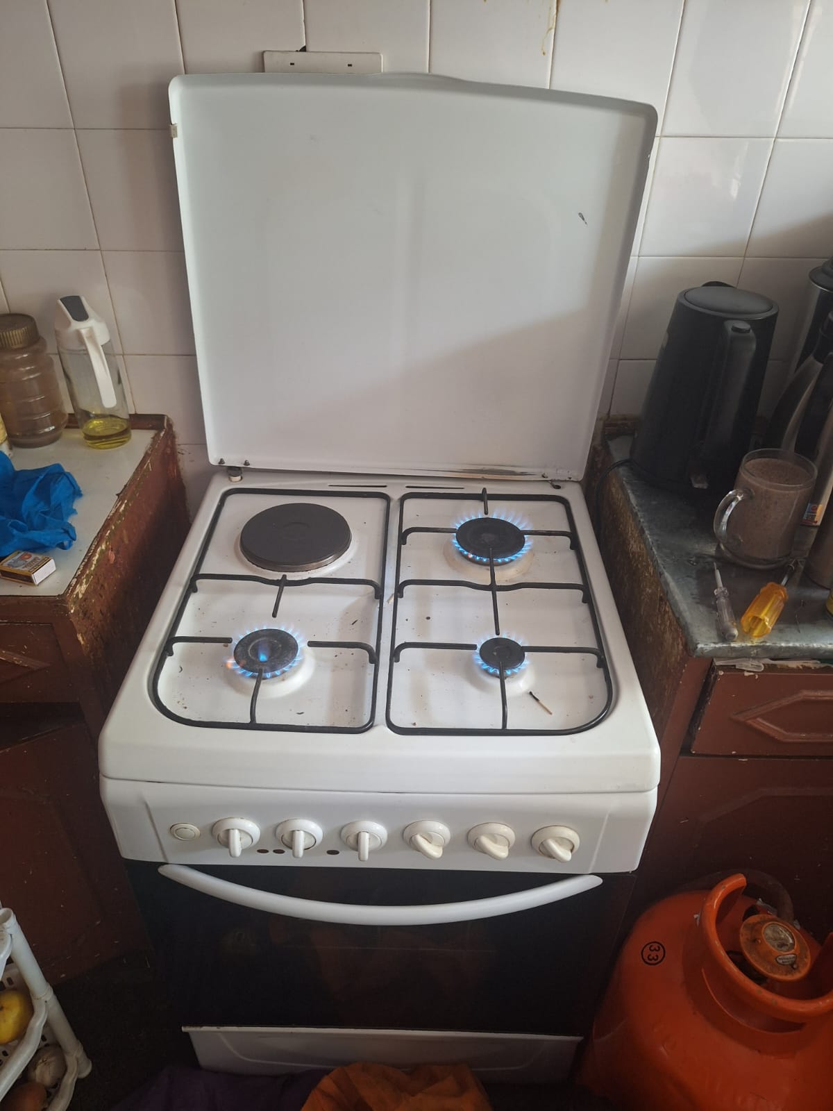 Gas cooker burners testing after repair — full blue flame